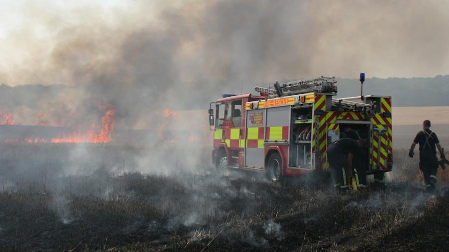 fireengine-burning-field