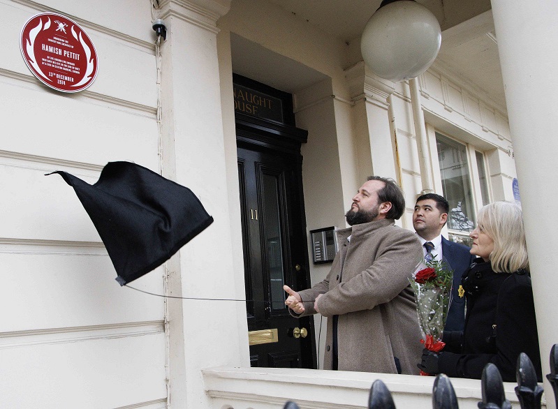 The Red Plaque for Hamish Pettit is unveiled 