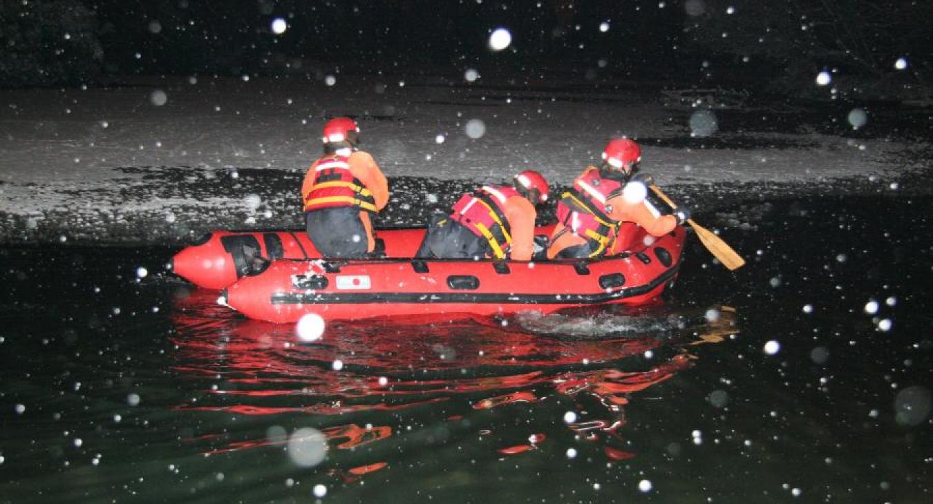 Flood firefighters boat rowing 26785413686