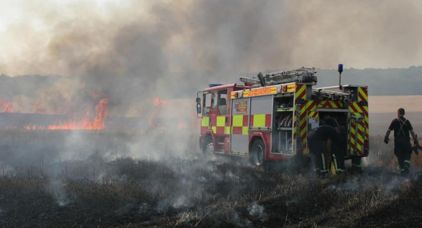 fireengine-burning-field