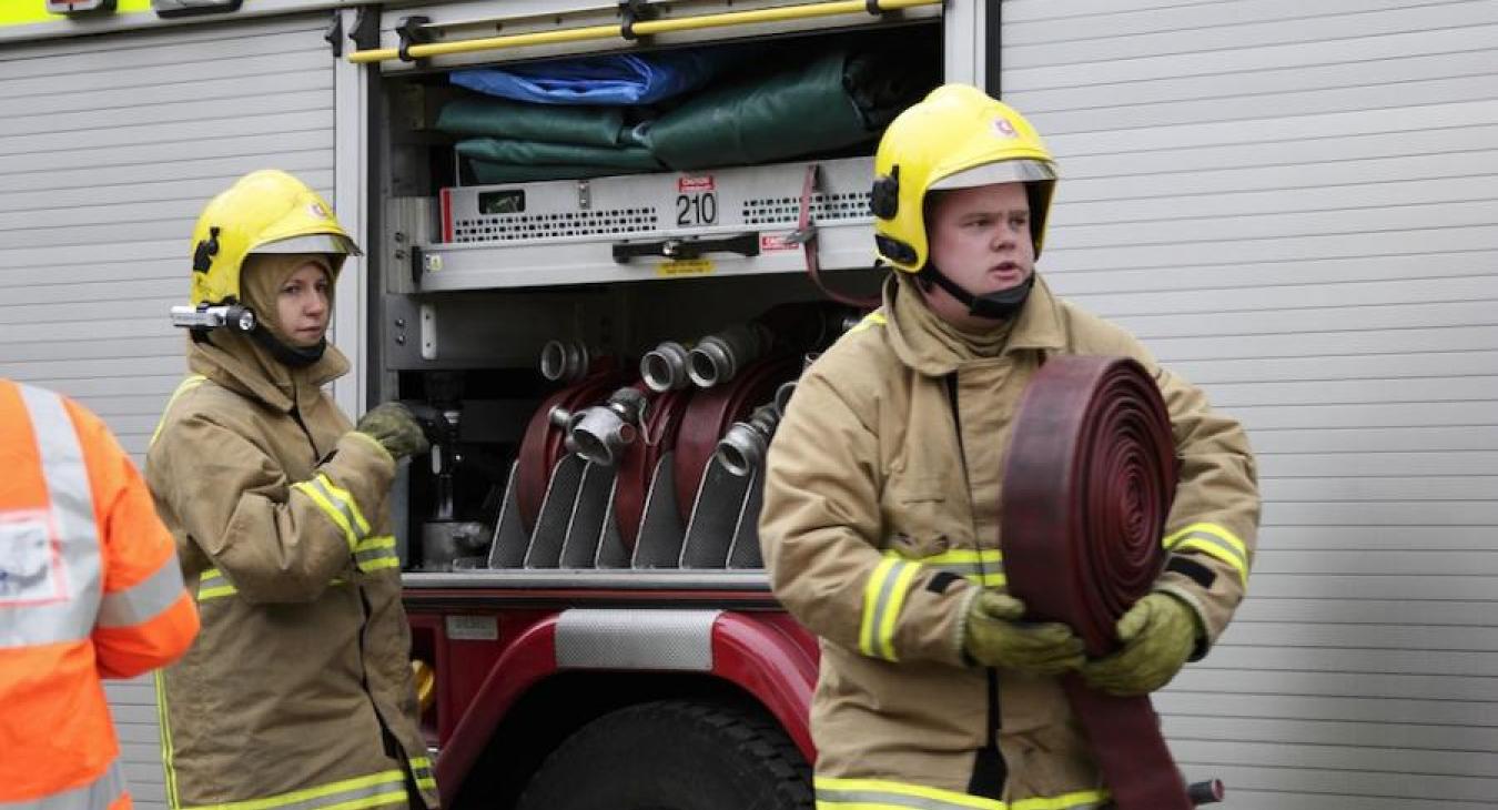 firefighters-carrying-hose2