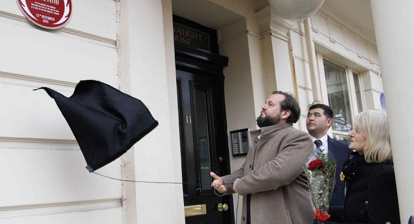 The Red Plaque for Hamish Pettit is unveiled 